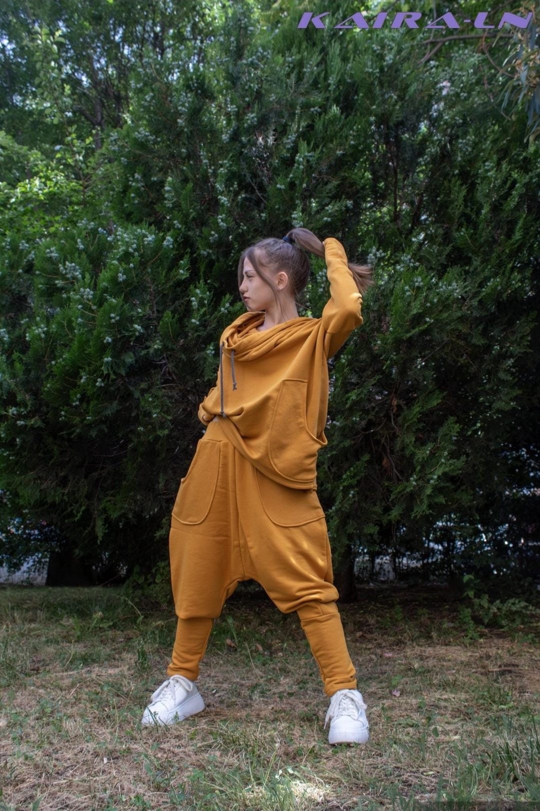 Ръчно изработен комплект от памучен суитшърт с качулка и панталон – артистичен овърсайз дизайн, изработен по поръчка, удобен за street style